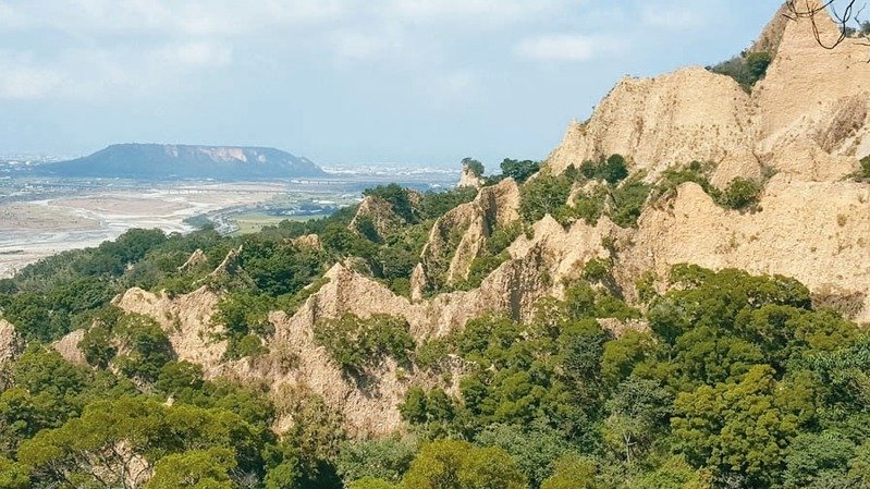 Climate-wise, Huoyanshan sets northern and southern Taiwan apart, and gravel badlands makes it truly unique. For this, Huoyanshan Hiking Trail has remained highly popular in recent years.